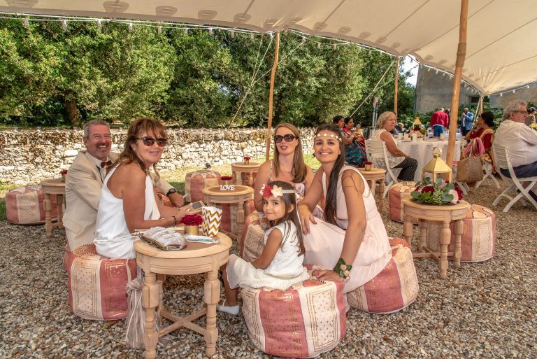 Invités du mariage de Céline et Julien assis sur des pouf orientaux avec une décoration oriental champêtre