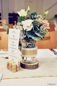 Pot de fleur et menu pour table de mariage