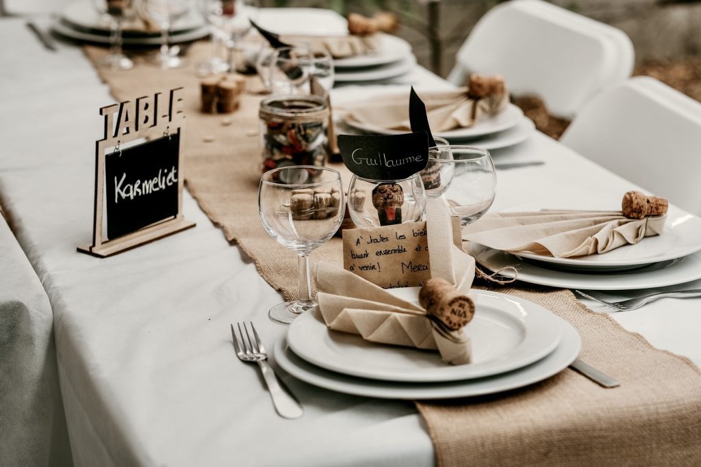 Longue table de mariage avec ton blanc et beige