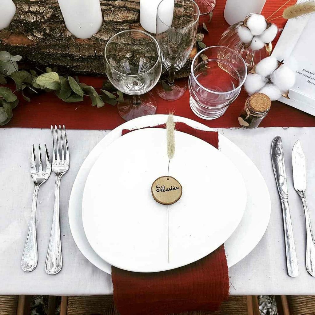 Couvert de table pour un mariage champêtre rouge et blanc