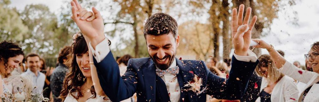 Couple en sortie de cérémonie mariage