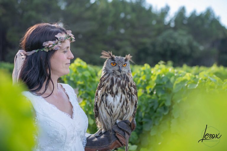 Mariée tenant un hibou grand-duc lors d'une animation de mariage en extérieur