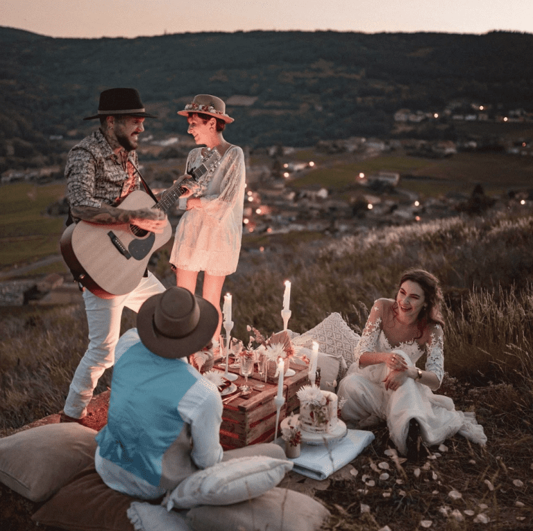 Duo de guitaristes animant un mariage en plein air