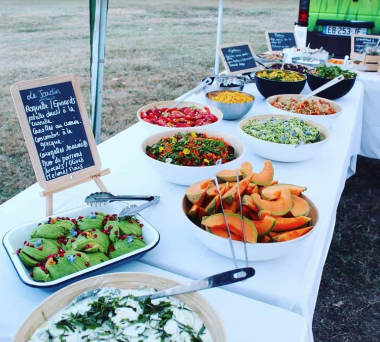 Buffet végétarien en plein air pour un mariage écoresponsable