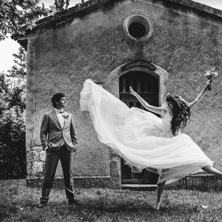 Couple de mariés effectuant leur danse d'ouverture de bal en extérieur