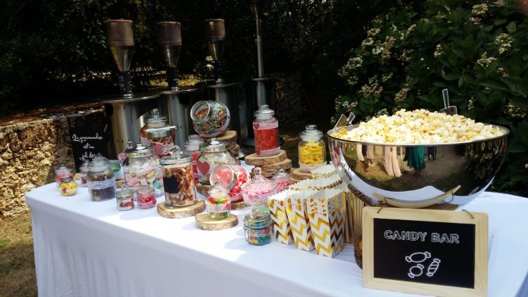 Candy bar coloré lors d'une réception de mariage en plein air