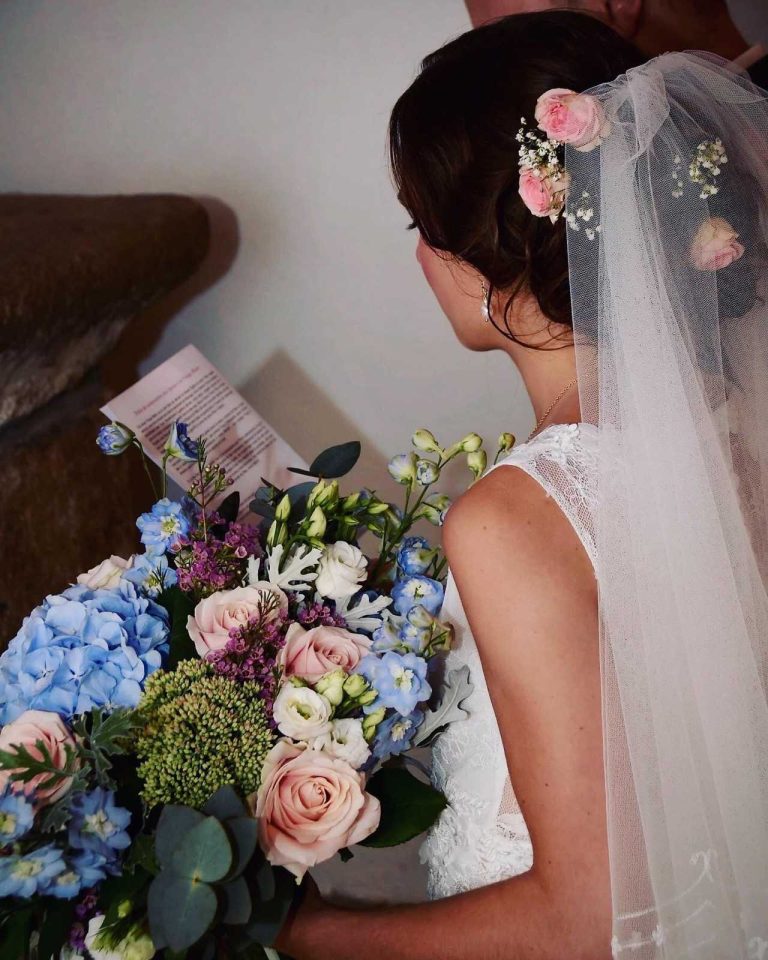 Mariée avec voile et accessoires de coiffure fleuris