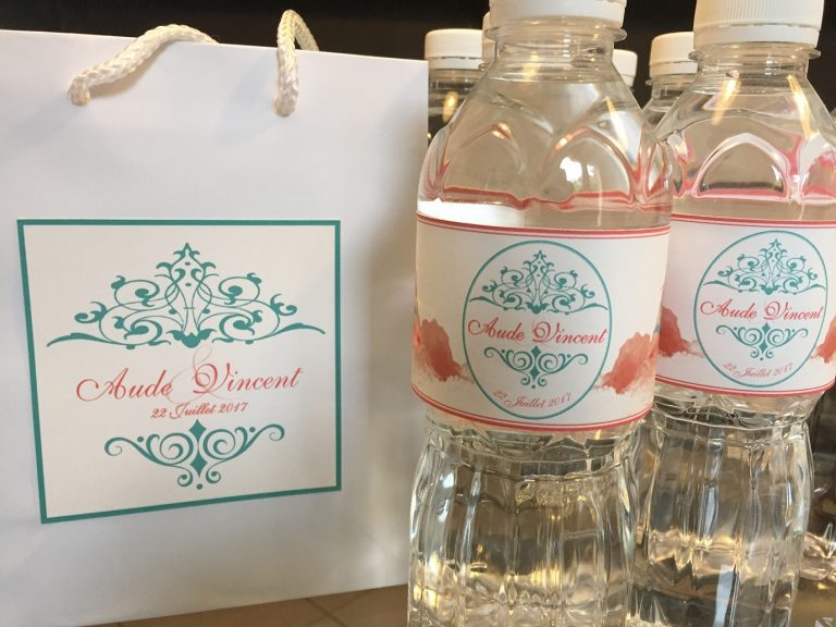 Wedding bag et bouteilles d'eau personnalisées pour cadeaux invités mariage avec nom des mariés Aude et Vincent, 22 Juillet 2017.