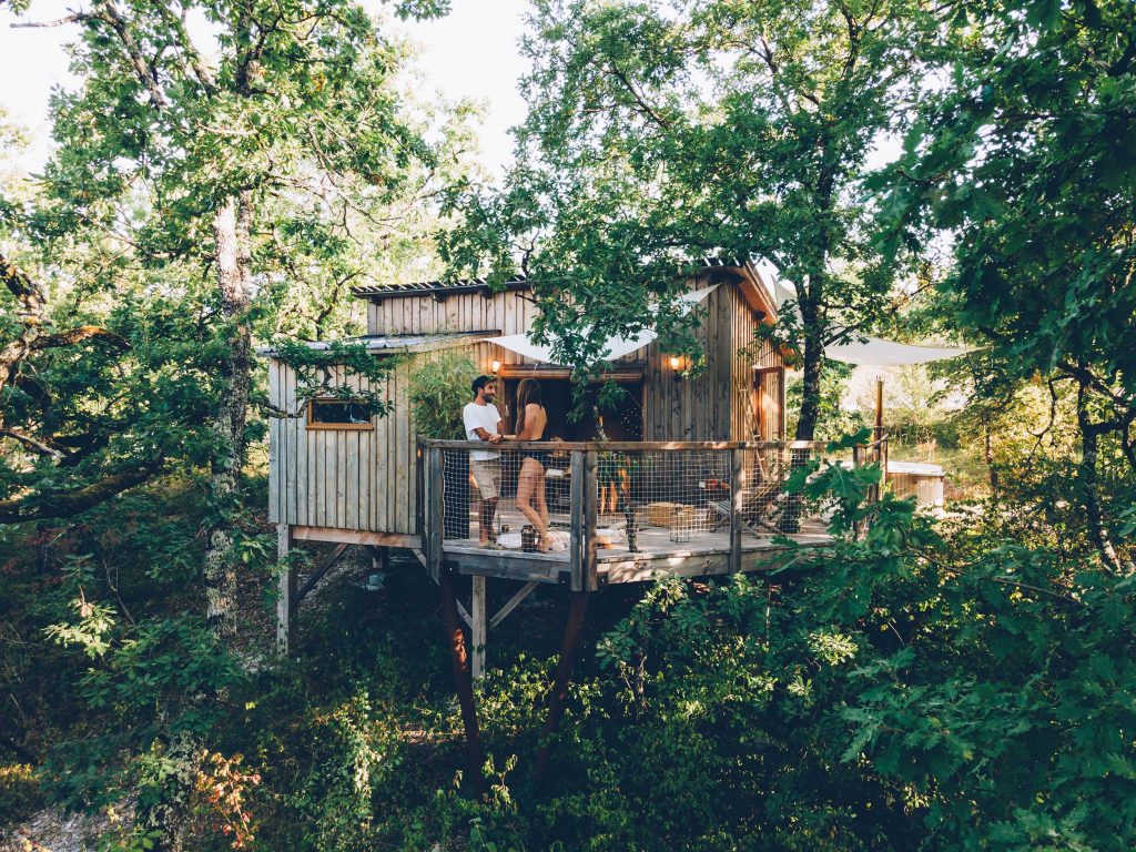 Cabane dans la forêt pour une lune de miel