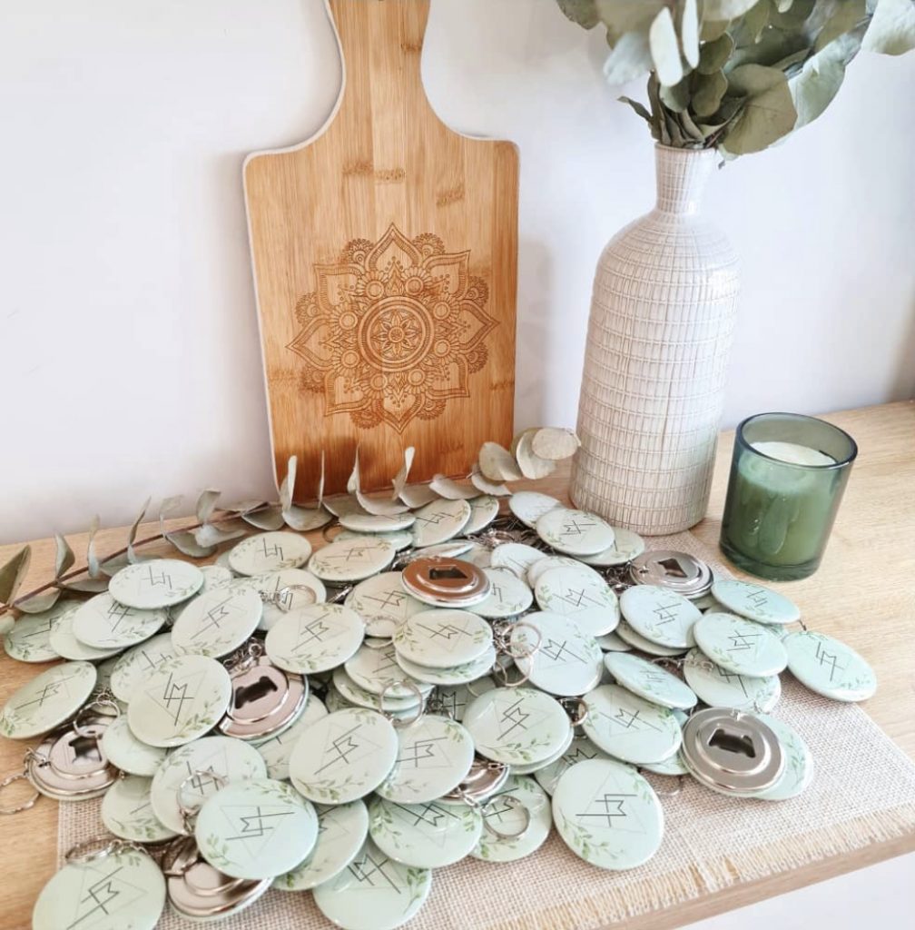 Décor de table avec badges personnalisés pour cadeaux d'invités de mariage, prêts à être inclus dans le wedding bag.