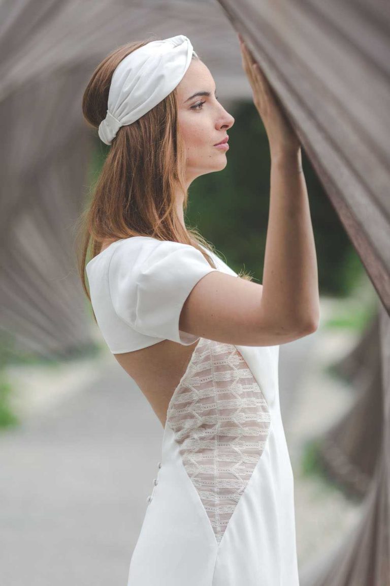 Mariée élégante avec un bandeau blanc en guise d'accessoire de coiffure mariage