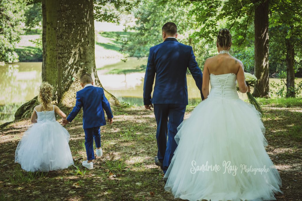 Couple et enfant d'un mariage