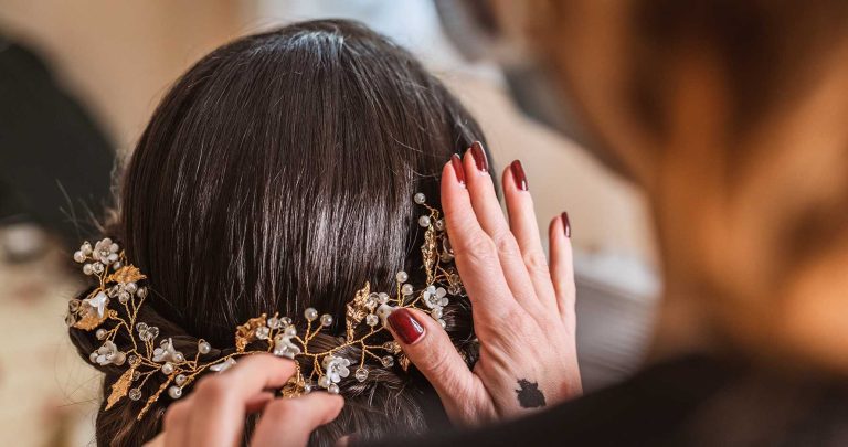 coiffure mariée chignon broche dorée réalisée par une prestataire de qualité