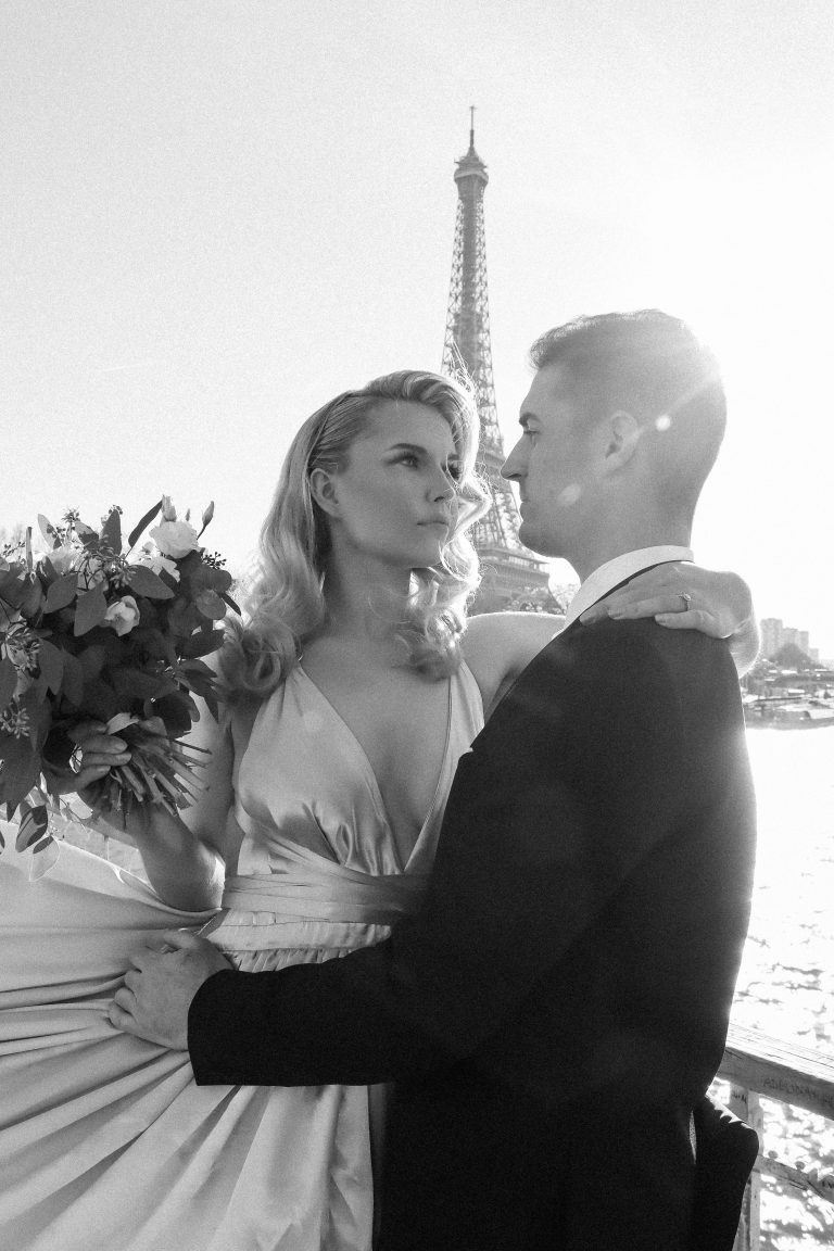 Mariée se regardant dans les yeux sur le pont Alexandre 3