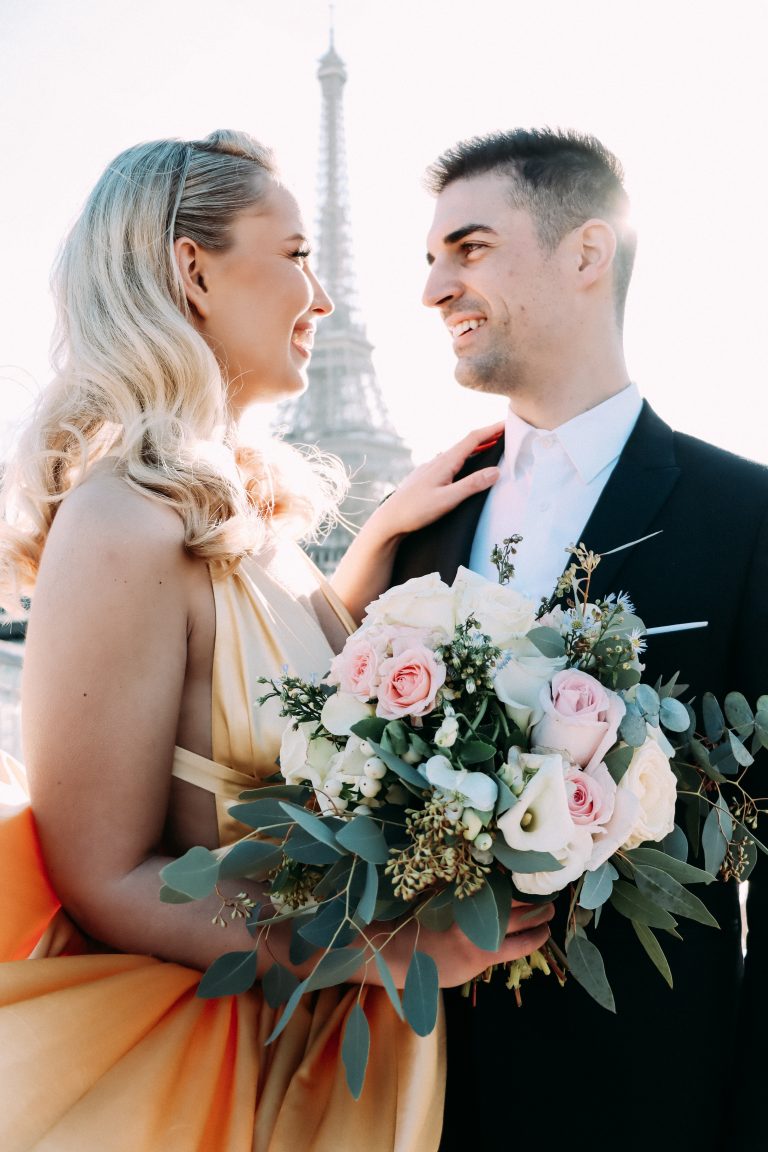 Mariée souriant pour le shooting mariage