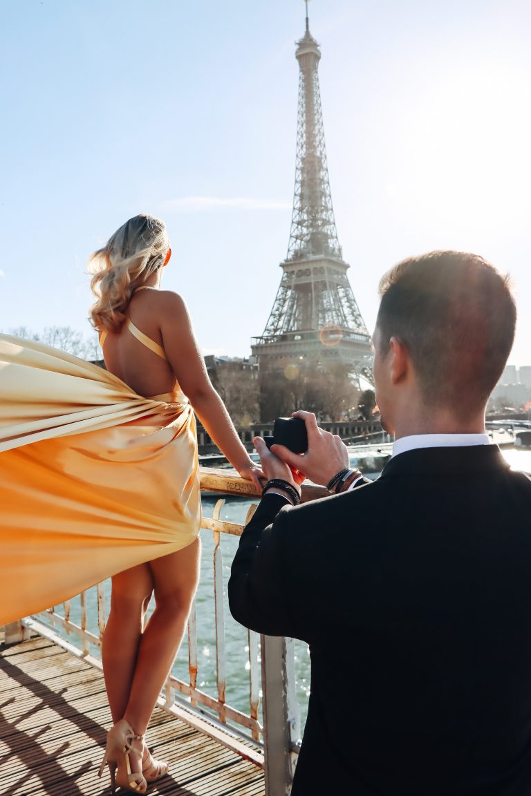 Demande en mariage devant la tour eiffel et au dessus de la Seine