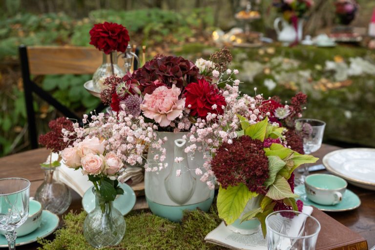 Menu du mariage couleur rouge bordeaux avec des fleurs