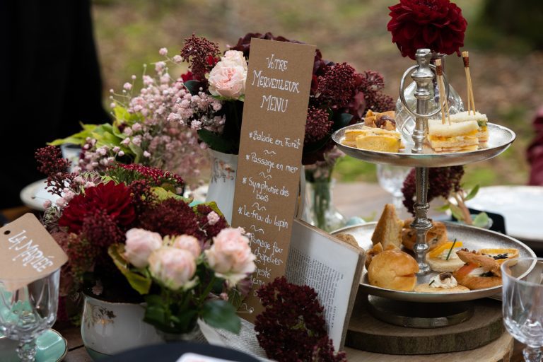 Menu du mariage couleur rouge bordeaux avec des fleurs