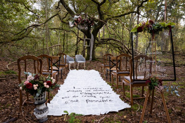 Lieu de la cérémonie dans la forêt avec tapis blanc