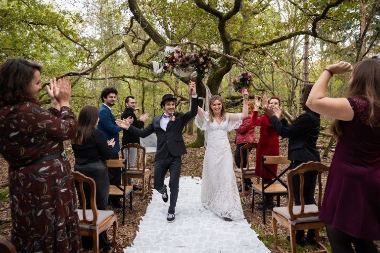 Le couple de mariés quittant la cérémonie