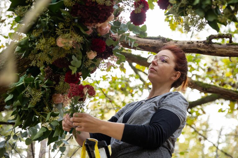 La fleuriste qui met en place sa décoration florale