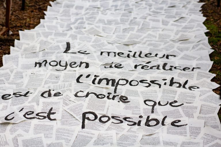 Entrée du lieu de réception avec écrit " Le meilleur moyen de réaliser l'impossible c'est de croire que c'est possible"