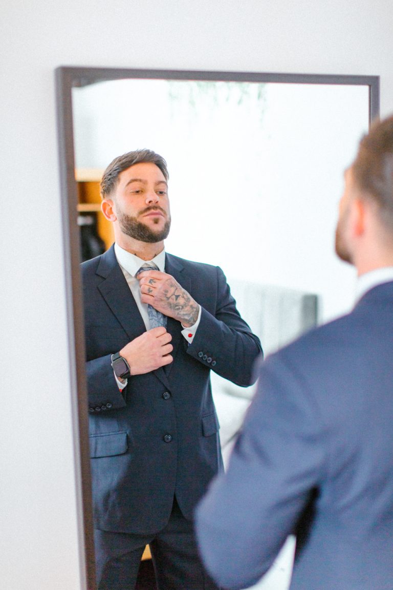 Le mariée qui refait son nœud de cravate pour le shooting mariage neige