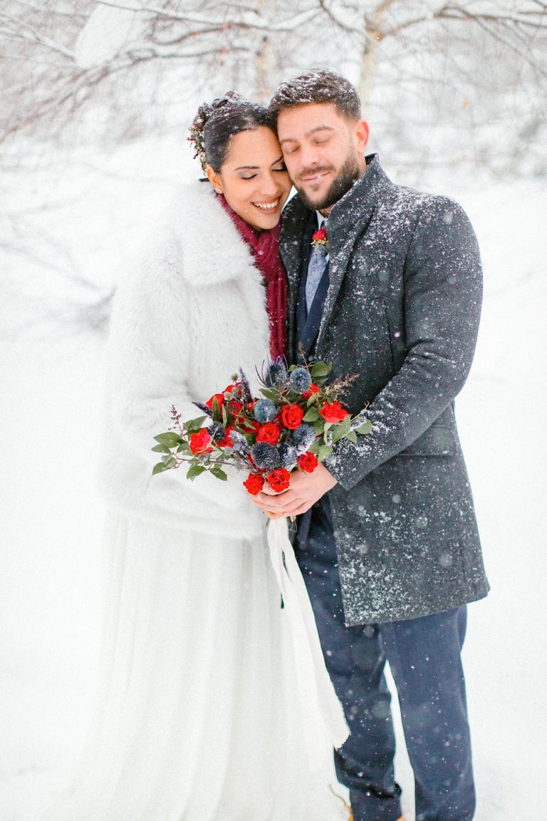 Couple qui se marient sous la neige en hiver