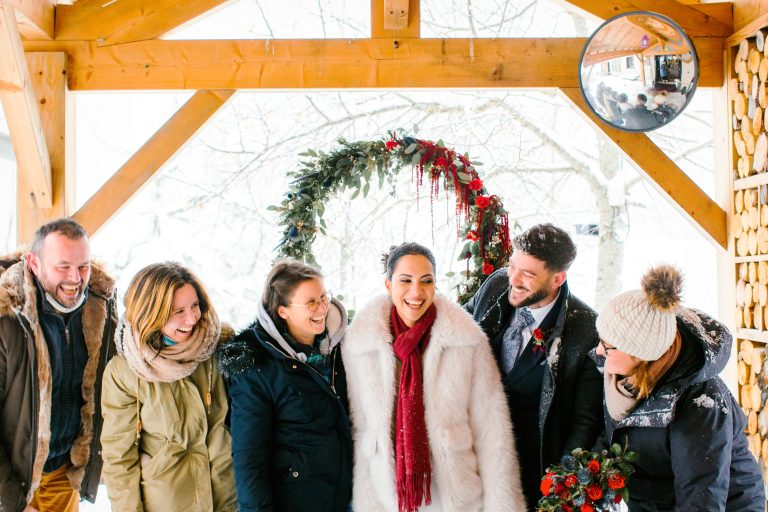 Prestataires du Shooting mariage sous la neige tout sourire posant ensamble