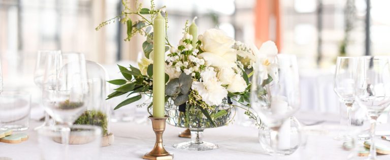 Centre de table en fleur blanche et verte