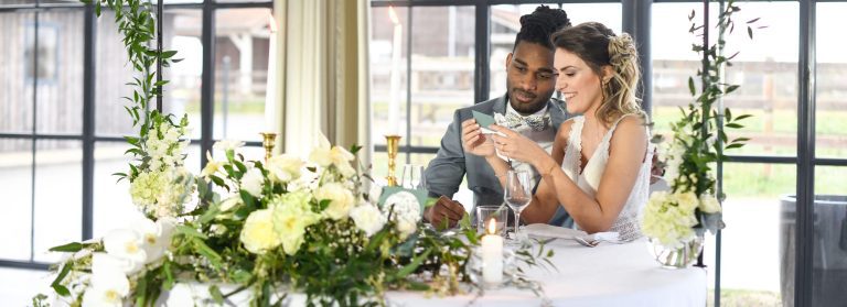 Table des mariés avec une décoration chic et végétale vert et blanche.