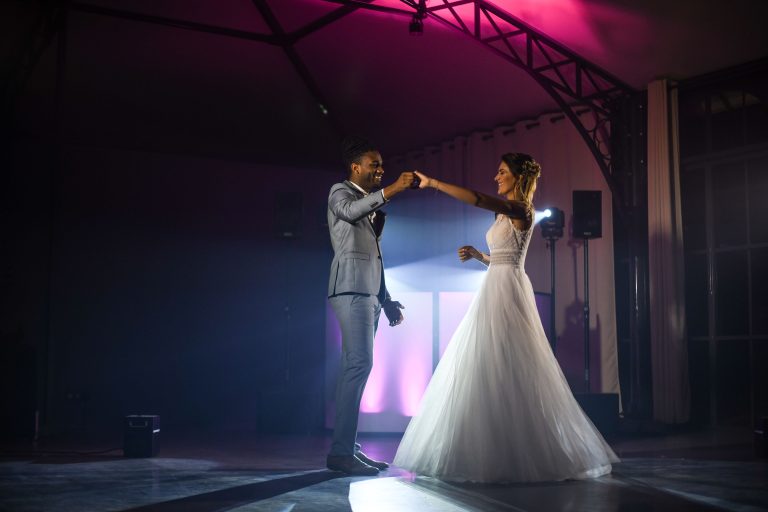 Le couple de mariée qui danse pour le shooting