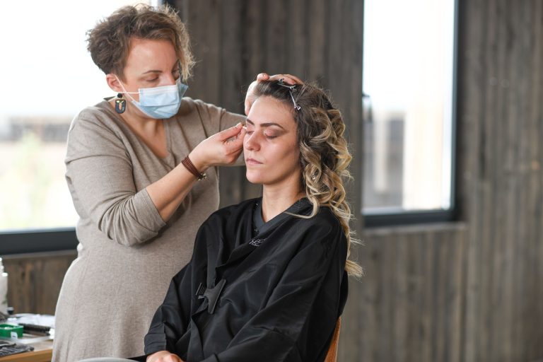 La mariée qui se fait maquiller pour le shooting d'inspiration