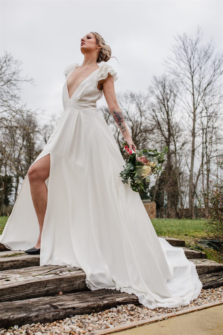 Mariée avec bouquet de fleur et longue robe blanche