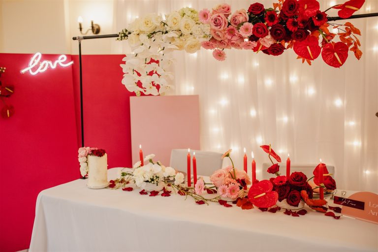 Décoration mariage Rouge passion avec fleurs et bougies