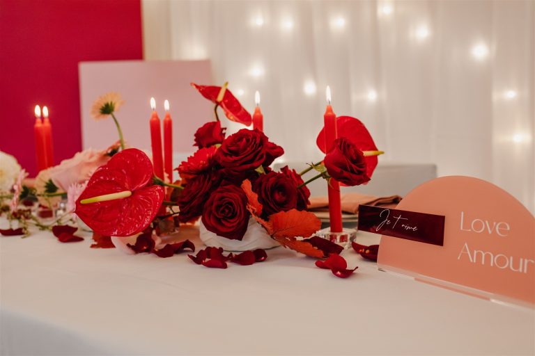 Table décoré pour un shooting mariage en rouge et nappe blanche