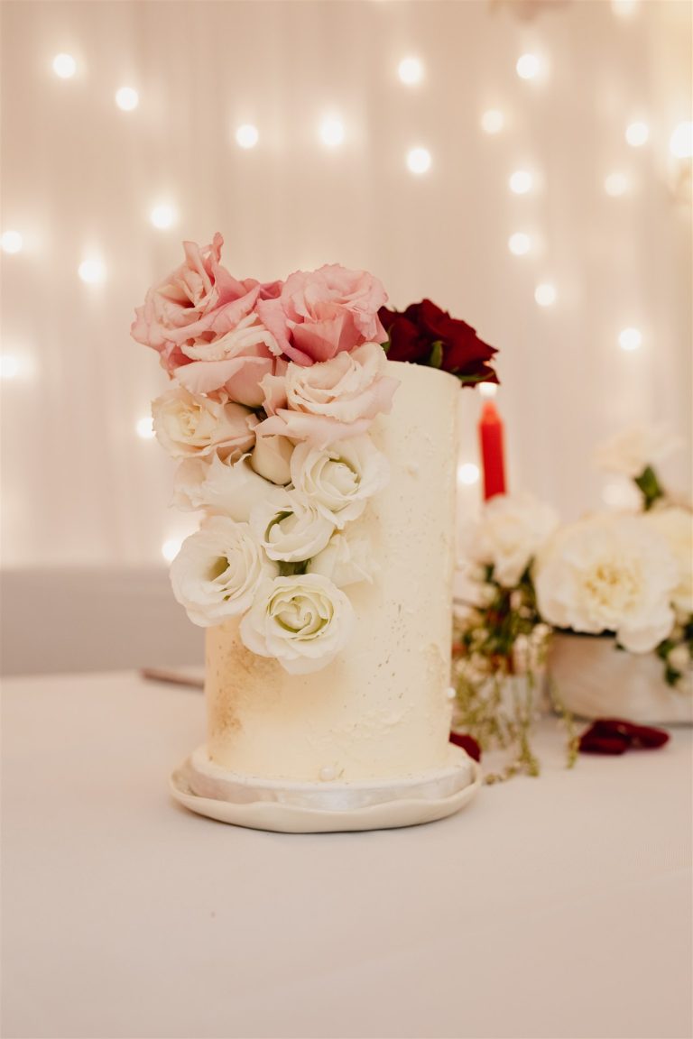 Gâteau de mariage blanc et rouge passion