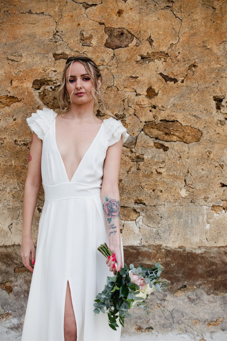 Mariée avec bouquet de fleur et tatoué sur l'avant bras