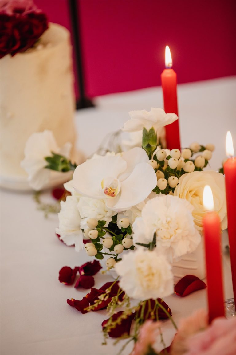 Fleurs blanche accompagné de bougie rouge pour le shooting thème rouge passion