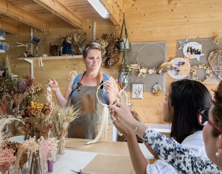 Marie au sein de son atelier floral