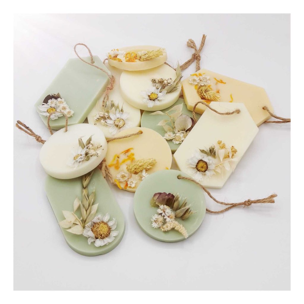 pains de savon DIY avec fleurs séchées pour offrir en cadeaux aux invités du mariage