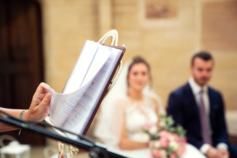 Couple de marié écoutant le discours lu par un officiant