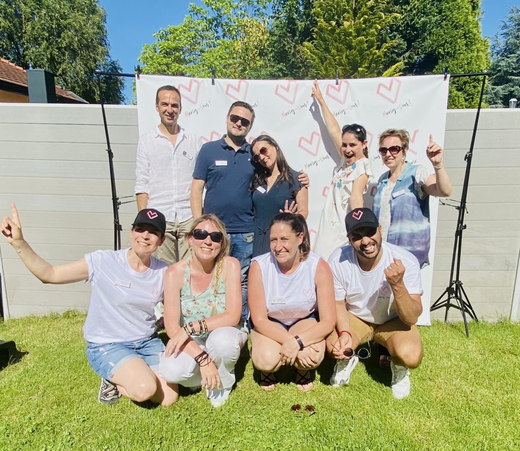 photo de Céline et Julien, les cofondateurs de l'appli Mariez-Vous ! en compagnie des prestataires de mariage 