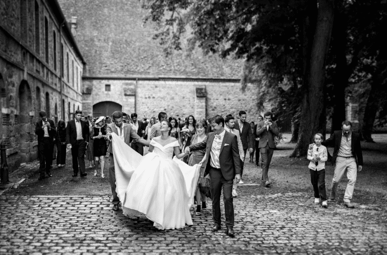 les mariés heureux avec leurs invités