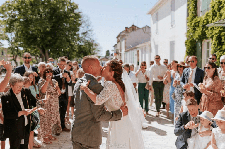 couple de mariés qui s'embrassent