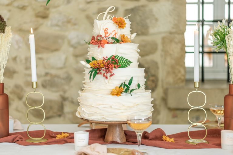gâteau de mariage avec décoration naturelle de fleurs, feuilles et baies
