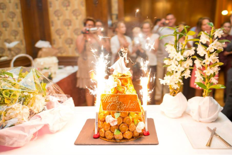 pièce montée de choux pour mariage avec une figurine des mariés sur le dessus