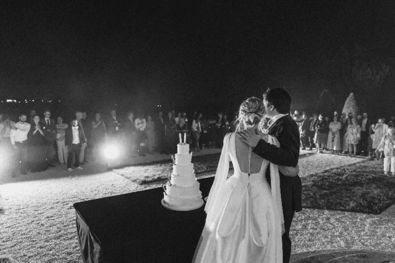 photo des mariés et leurs invités autour de la pièce montée