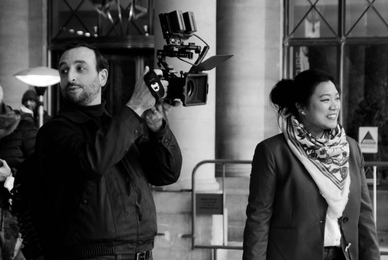 un vidéaste de mariage en pleine séance tournage film vidéo des mariés