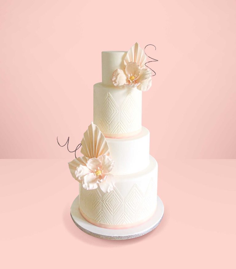 gâteau de mariage sublimé avec décoration et couleurs naturelles